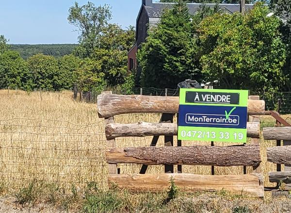 65.880,00 €. Terrain à bâtir de ~488 m². Grande façade de 24 m. A 240 m de la Place. Constructeur conseillé : nous consulter.