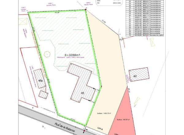 65.880,00 €. Terrain à bâtir de ~488 m². Grande façade de 24 m. A 240 m de la Place. Constructeur recommandé : Maisons Baijot. (Michel au 0472/13.33.19).