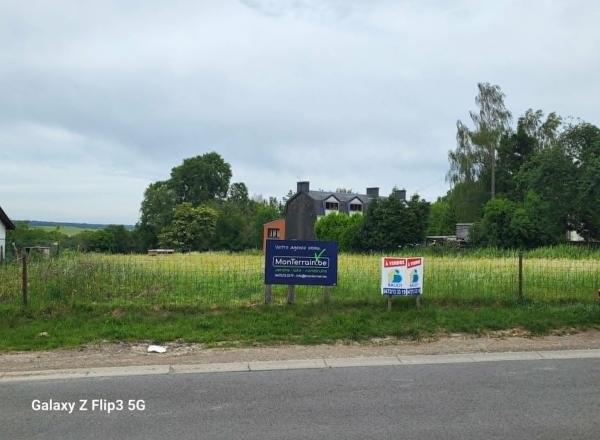 Pour investisseur = possibilité de 3 maisons. 161.995,00 €. Façade : ~42,32 m. A 240 m. du centre ville. Constructeur recommandé : Maisons Baijot. (Michel au 0472/13.33.19).
