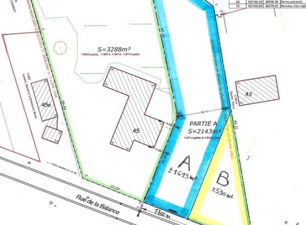 85.000,00 €. Terrain à bâtir de ~1.613 m² à 240 m de la Place.